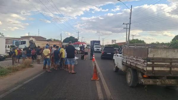 Homem de 50 anos morre após moto bater em carreta na BR-407, no PI; esposa e filho estavam na garupa
