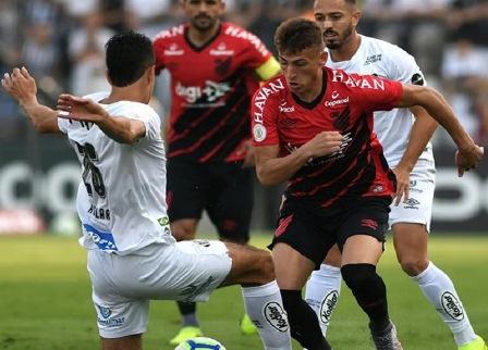 Santos empata com Athletico-PR e vê liderança mais distante
