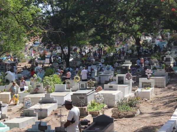 Cemitérios têm intensa movimentação de visitantes e ambulantes na capital