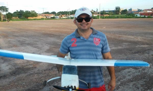 Walter Andrade e seu avi&atilde;o.(Imagem:Jc24horas)