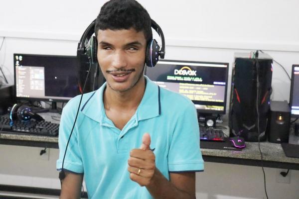 Inclusão digital: pessoas com deficiência concluem curso de informática