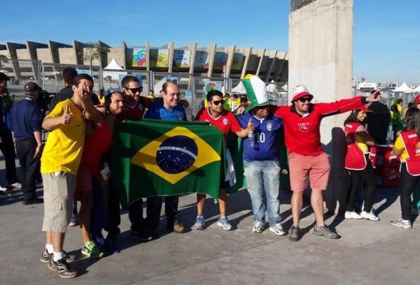 Torcedores dos dois pa&iacute;ses posam juntos para a foto, antes de entrarem no Mineir&atilde;o.(Imagem:Leonardo Simonini)