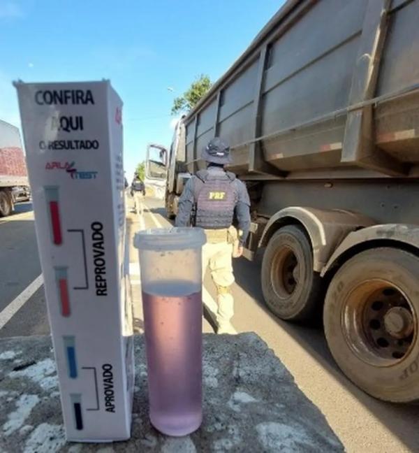 PRF autua 13 caminhoneiros por crime ambiental durante operação contra poluição no Piauí
