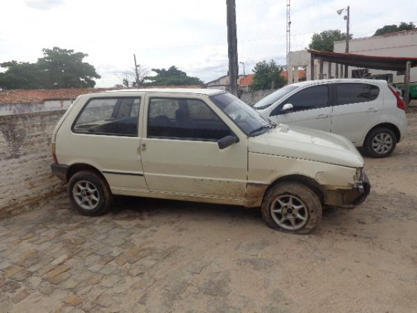 Carro roubado no centro de Floriano &eacute; recuperado nas proximidades do aeroporto.(Imagem:FlorianoNews)