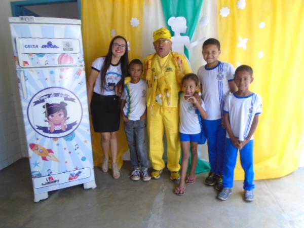 Escolas de Floriano recebem geladeiras literárias do projeto Fome de Leitura