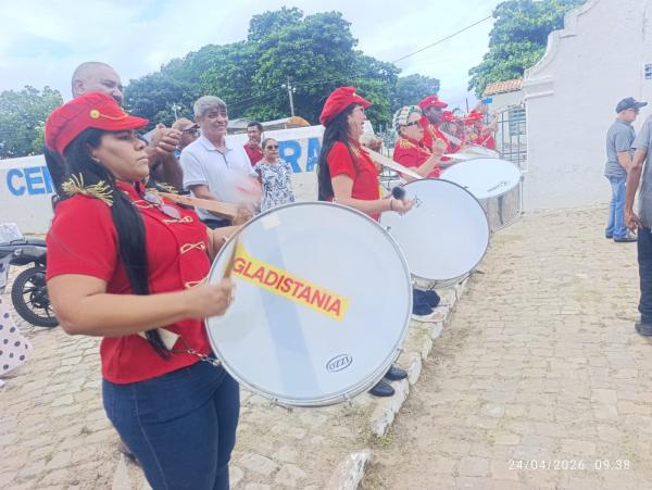 Corpo do rep&oacute;rter Joilson Leandro &eacute; sepultado em Floriano sob homenagens de familiares, amigos e colegas(Imagem:FlorianoNews)