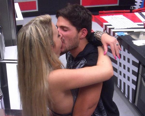 Andr&eacute; e Fernanda d&atilde;o uma escapadinha da festa e se beijam na cozinha.(Imagem:BBB)
