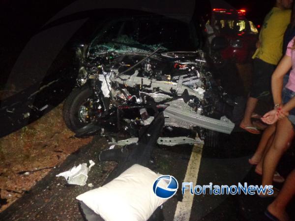 Colis&atilde;o frontal entre carros deixa tr&ecirc;s pessoas feridas na PI-140(Imagem:FlorianoNews)