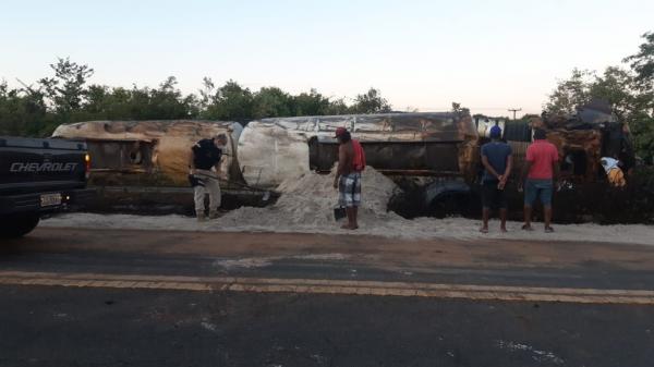 Caminhão que transportava óleo tomba na BR-343, no Norte do Piauí