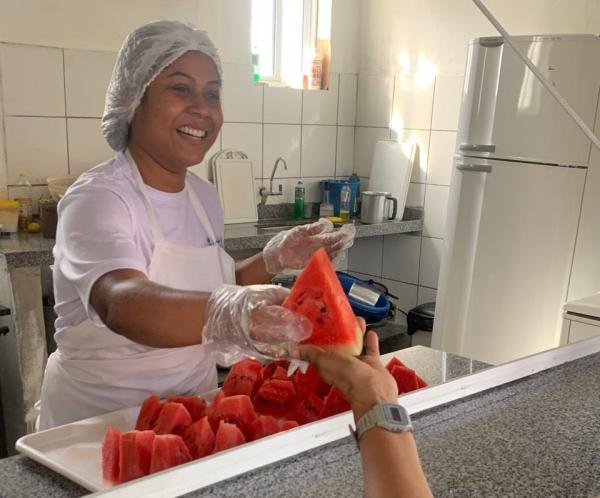 Aluno autista supera seletividade alimentar com ajuda da merenda escolar no Piauí