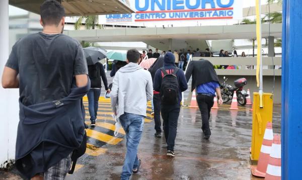 Estudantes chegam à faculdade Unieuro, em Brasília, para a realização da prova do Enade.(Imagem:ANTONIO CRUZ/ AGÊNCIA BRASIL)