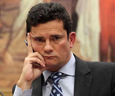 Moro interrompe férias para despachar contra Lula