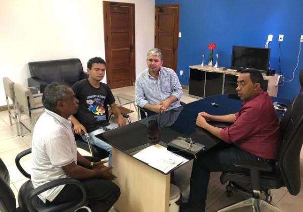 Maurício Bezerra busca solução para exoneração de músicos de Floriano