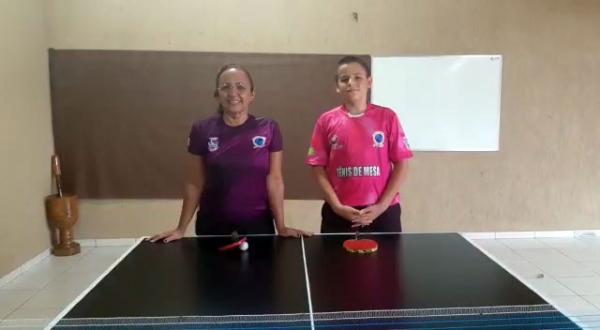 Em isolamento, mãe aprende tênis de mesa com o filho e quer virar atleta