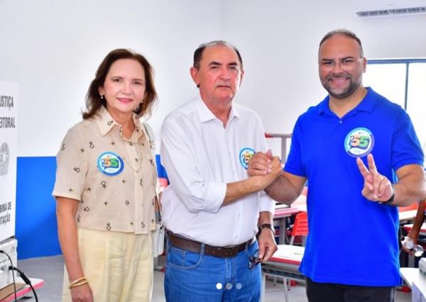 Candidatos Antônio Reis e Joab Curvina da Coligação "Floriano cada vez maior" votam neste domingo