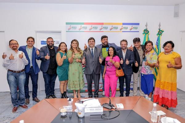 Rafael Fonteles recebe elenco do "Ai Que Vida!" e anuncia sequência do filme