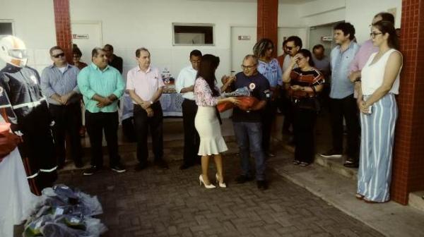 Saúde entrega fardamentos aos profissionais do SAMU de Floriano