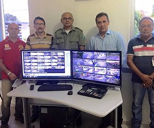 Prefeito Gilberto verifica o funcionamento das câmeras de segurança no 3º BPM