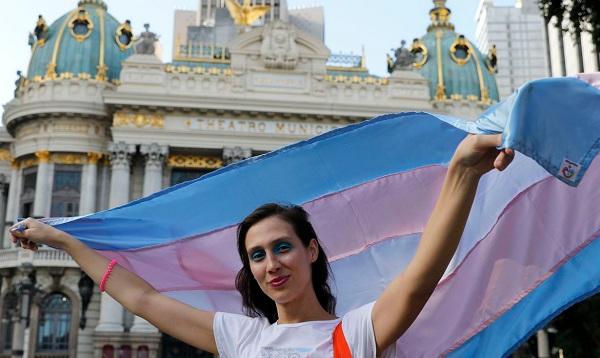 Cantora lírica trans que ensaiava escondida diz: "a voz me moldou"