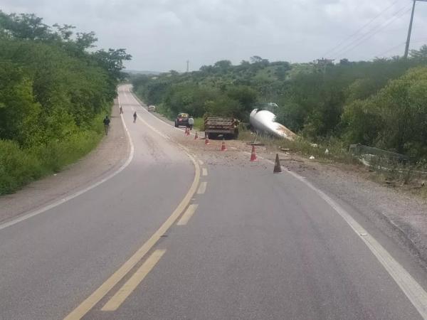 Condutor fica ferido após hélice de torre eólica tombar na BR-407, no Sul do Piauí