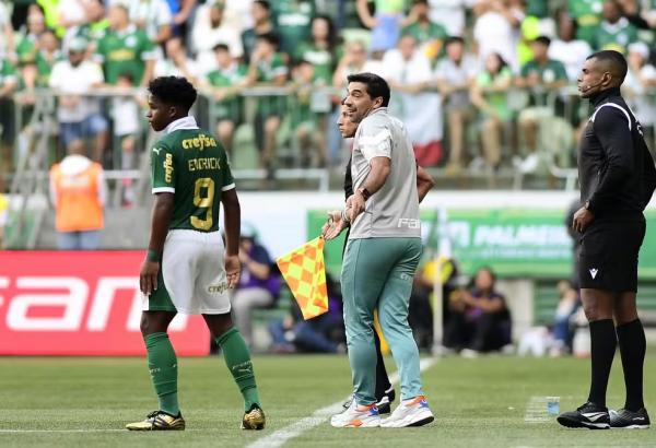 Abel vê Palmeiras cansado e diz que deveria ter poupado Veiga: "Não está bem por culpa minha"