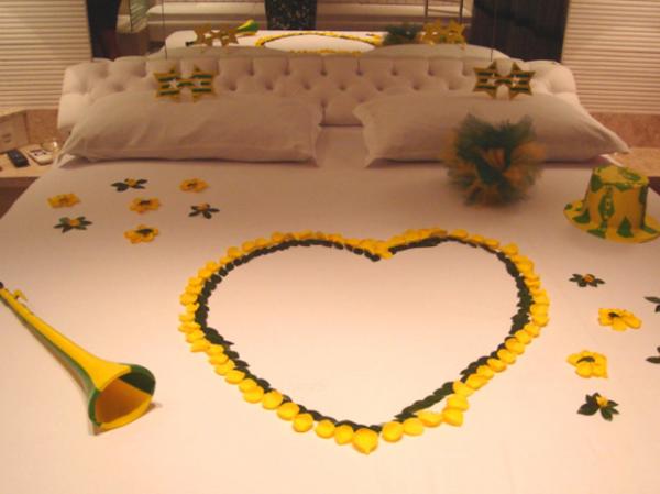 P&eacute;talas de rosas verde e amarelas enfeitam a cama do Hotel Villa Reggia(Imagem:(Divulga&ccedil;&atilde;o: Hotel Villa Reggia))