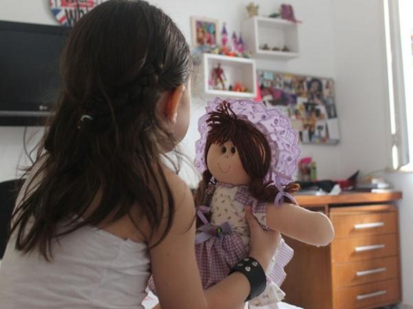 Mãe de menina trans pede veto para lei que proíbe discussão de gênero