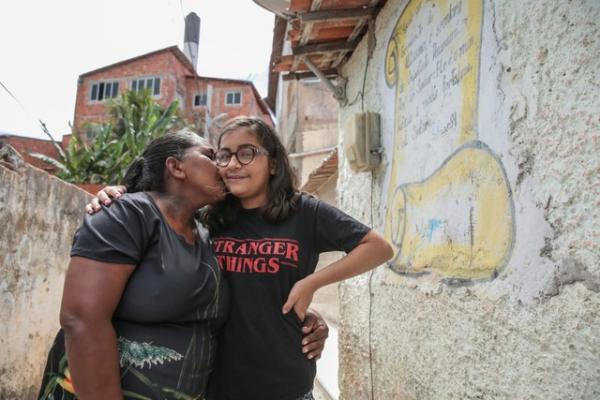 A m&atilde;e encontra no abra&ccedil;o da filha a esperan&ccedil;a de uma cura como presente de Natal (Imagem:Isanelle Nascimento)