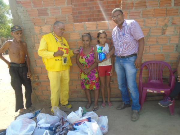 Moradores da zona rural de Floriano recebem doa&ccedil;&otilde;es de roupas e alimentos.(Imagem:FlorianoNews)