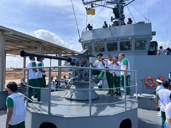 Navio-patrulha atracado no Porto Piauí recebe visita de estudantes da Escola do Mar