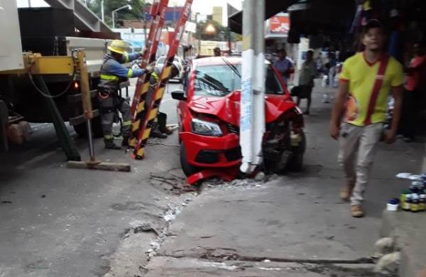 Carro desgovernado derruba poste e deixa parte do Centro de Floriano sem energia