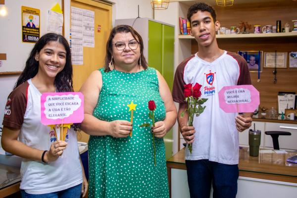 Alunos da Escola Pequeno Pr&iacute;ncipe prestam homenagem &agrave;s colaboradoras pelo Dia da Mulher(Imagem:Reprodu&ccedil;&atilde;o)