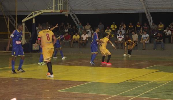 Crensa e Caju&iacute;na fizeram uma partida de muitos gols na semifinal do Metropolitano de Futsal.(Imagem:Daniel Cunha)