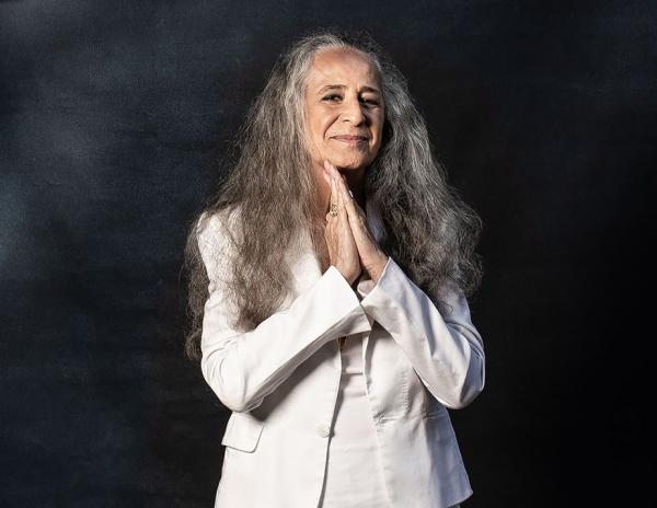 Capa do álbum Noturno, a pior da discografia de Maria Behânia, causa decepção entre seguidores da