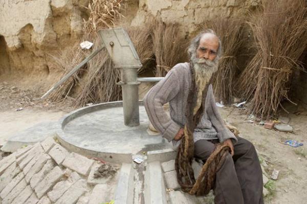 Indiano Guru Kailash Singh, de 65 anos, se recusa a tomar banho h&aacute; 37 anos. (Imagem:Richard Grange/Barcroft India/Getty Images)