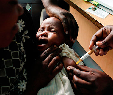 Teoria de que vacinas expõem a todo tipo de infecção é infundada, sugere estudo