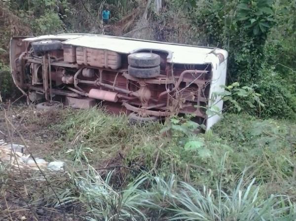 Microônibus capota no interior do PI e 13 passageiros ficam feridos