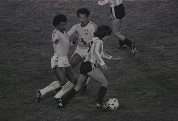  A Batalha de Ros&aacute;rio: na Copa de 1978, na Argentina, confronto terminou num 0 a 0 com dezenas de faltas e dois amarelos para cada lado.(Imagem:Eurico Dantas / O GLOBO)