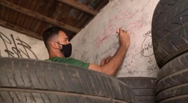  Borracheiro utiliza paredes de oficina para estudar em Teresina.(Imagem:Reprodu&ccedil;&atilde;o/TV Clube )