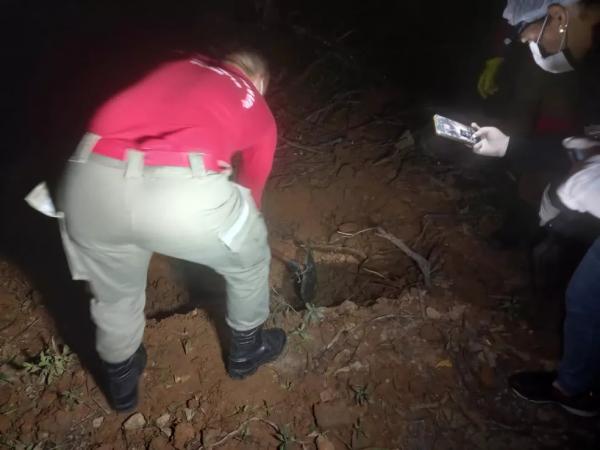 Corpo enterrado com os pés amarrados e saco na cabeça é de mulher desaparecida em Teresina