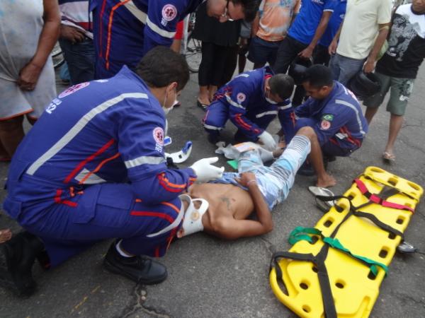 Acidente envolvendo carro e moto na Av. Bucar Neto