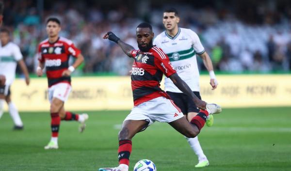 Com gol de Gerson no fim, Flamengo supera Coritiba no Couto Pereira