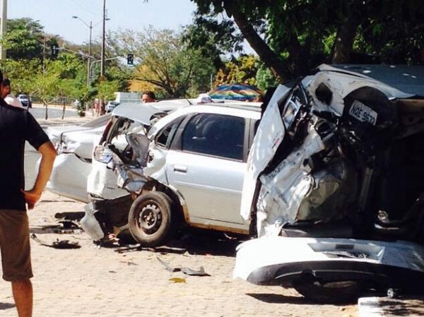Motorista fica ferido ao colidir contra quatro carros em Teresina
