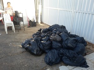 Lixo hospitalar é depositado em calçada ao lado de lanchonetes no PI