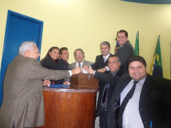 Câmara Municipal de Floriano aprova títulos de cidadão honorário a personalidades