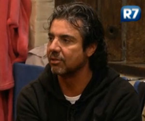 João Kleber ameaça enlouquecer Monique Evans