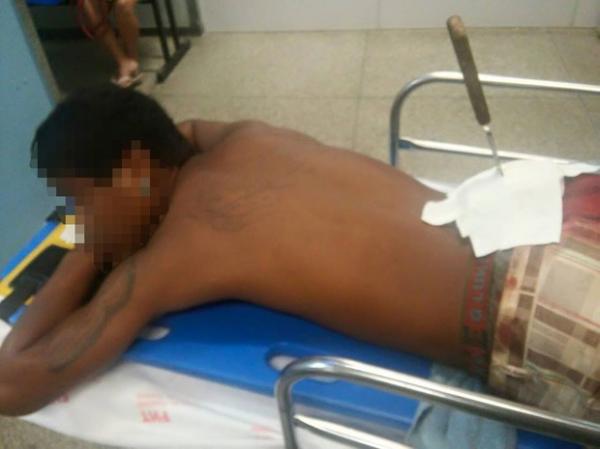 Após briga em bar, jovem fica com faca cravada nas costas no Piauí