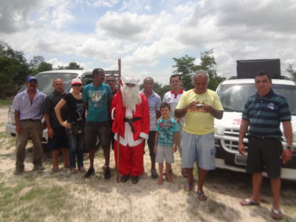 Papai Noel promoveu manh&atilde; de alegria com distribui&ccedil;&atilde;o de bombons em Floriano.(Imagem:FlorianoNews)