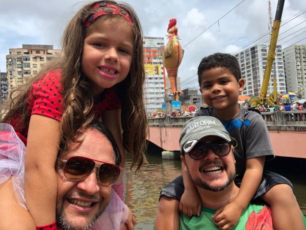 Casados h&aacute; 21 anos, Mailton e Wilson Albuquerque foram o primeiro casal a obter paternidade dupla na certid&atilde;o de nascimento dos filhos, no Recife.(Imagem:Reprodu&ccedil;&atilde;o/Arquivo pessoal)