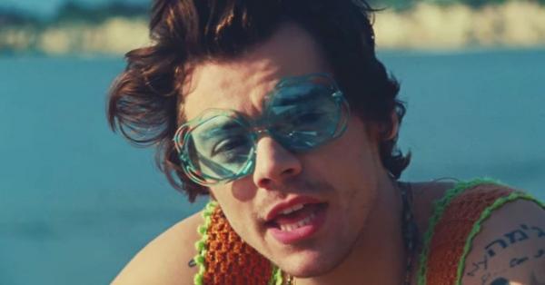 Harry Styles lança clipe de ´Watermelon sugar´, gravado antes da quarentena